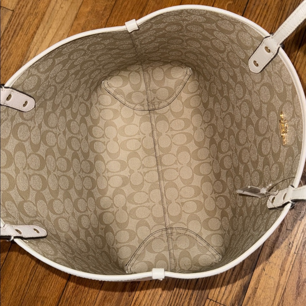 •COACH•WHITE & BEIGE REVERSIBLE CITY TOTE IN SIGNATURE “C” CANVAS & LEATHER EUC - Picture 15 of 16